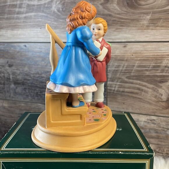 Avon Vintage 1984 Christmas Memories Figurine, Celebrating the Joy of Giving - Picture 7 of 15